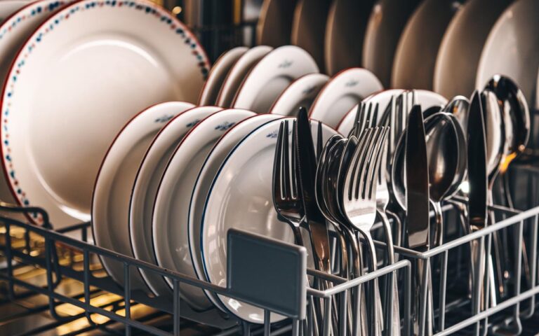 Comment faire briller les couverts dans le lave-vaisselle ? L’astuce infaillible avec du papier aluminium