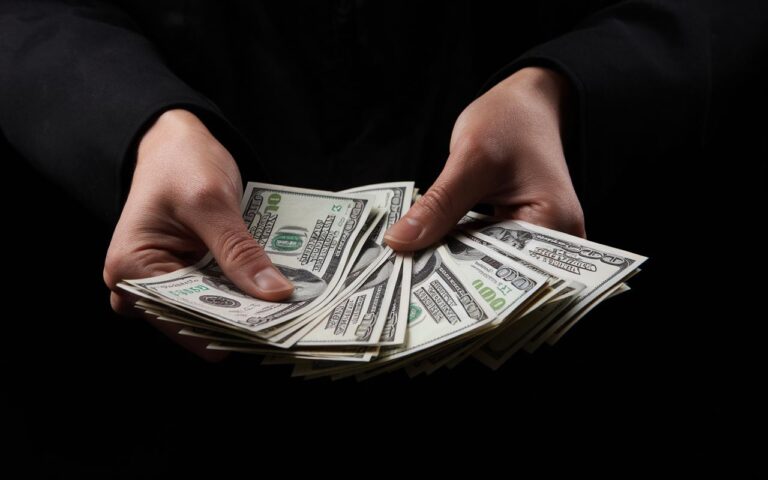 Un patron vend son entreprise pour 1,7 milliard de dollars : chaque employé reçoit plus de 376 000 euros